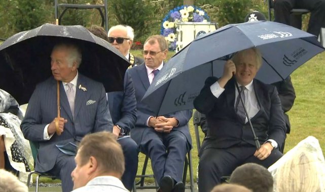 İngiltere Başbakanı Johnson'un şemsiye ile zor anları