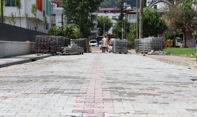 İzmit Belediyesi Yeşilova'da parkeleri yeniliyor