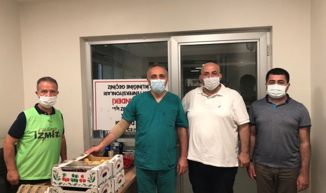 İzmit Belediyesi'nden sağlık çalışanlarına meyve ikramı