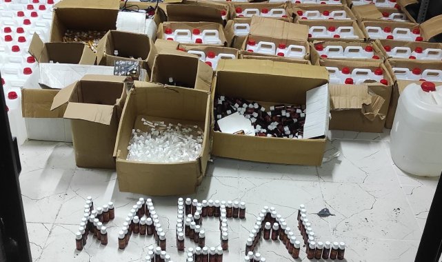 Kartal'da boş arazide bulunan şüpheli minibüste bin 70 litre etil alkol ele geçirildi