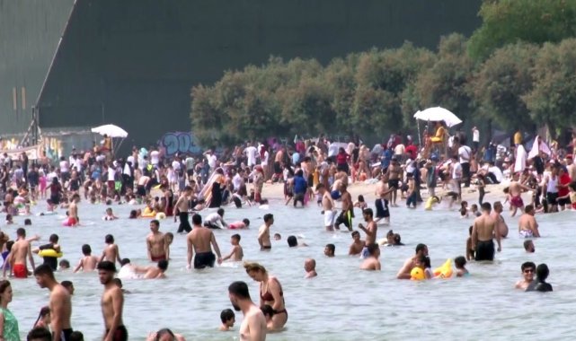 Küçükçekmece Menekşe Plajı'nda 'bayram' yoğunluğu