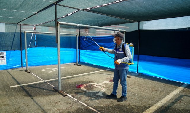Kurban satış ve kesim yerleri ilaçlanıyor