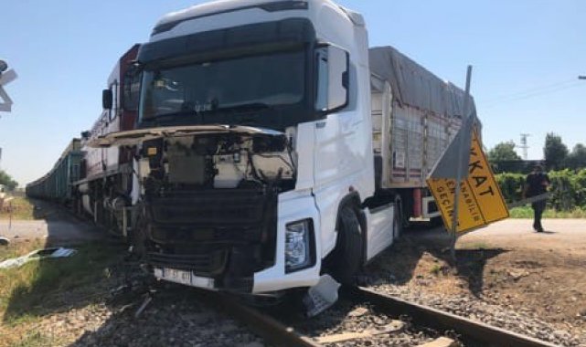 Manisa'da tren tıra çarptı, kimsenin burnu kanamadı