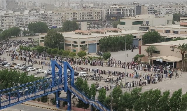 Pakistan'da vatandaşlar Covid-19 aşı merkezinde yüzlerce metrelik kuyruk oluşturdu