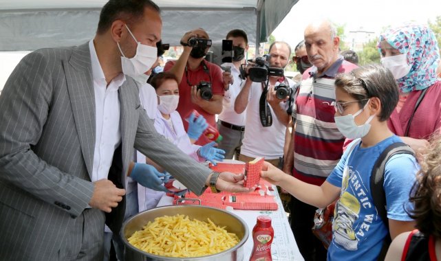 Patatesi ile meşhur Niğde'de vatandaşlara patates kızartması dağıtıldı