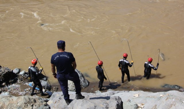 Rize'de yaşanan sel sonrası Güneysu Deresi'nde kayıp arama çalışmaları devam ediyor