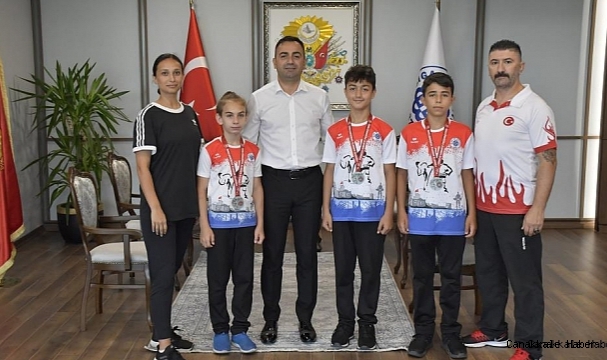 Şampiyon karateciler mutluluğunu Başkan Erdoğan'la paylaştı