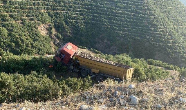 Sarıgöl'de freni boşalan tır şarampole uçtu: 1 yaralı
