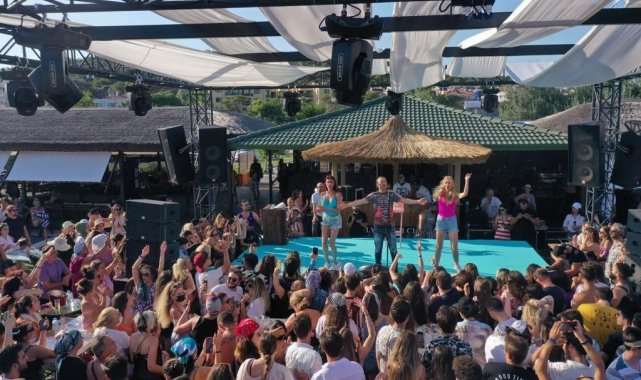 Serdar Ortaç konseri korona virüsü unutturdu