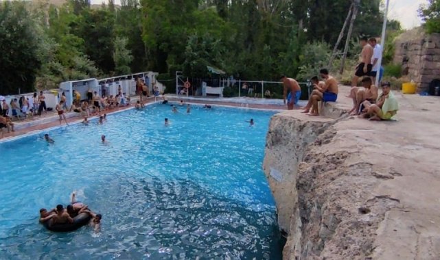 Sıcaktan bunalan vatandaşlar 400 yıllık 'Keşişin Havuzu'na akın etti