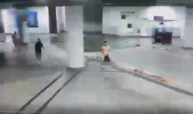 Şişli'deki alışveriş merkezinde bir kişinin cep telefonunu gasp eden 2 kişi yakalandı