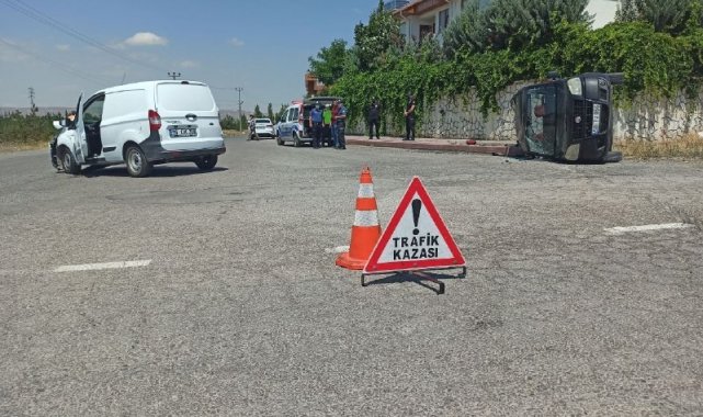 Sivas'ta hafif ticari araçlar çarpıştı: 3 yaralı