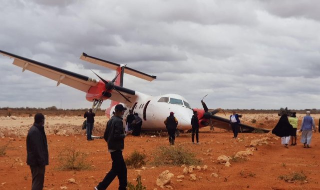 Somali'de yolcu uçağı toprak zemine iniş yaptı