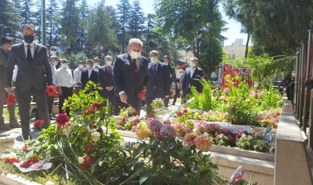 TBMM Başkanı Mustafa Şentop, Karşıyaka Mezarlığı Şehitliği'ni ziyaret etti
