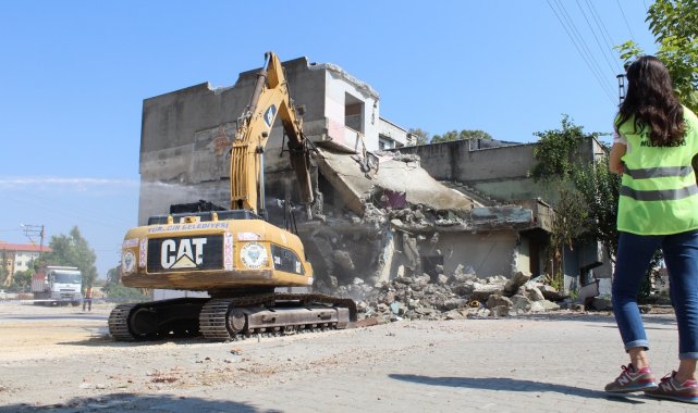 Yüreğir'de yıkımlar devam ediyor