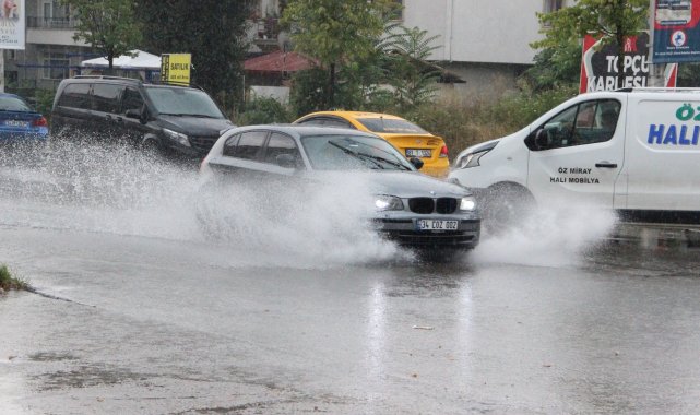 10 dakikalık sağanak sokakları göle çevirdi