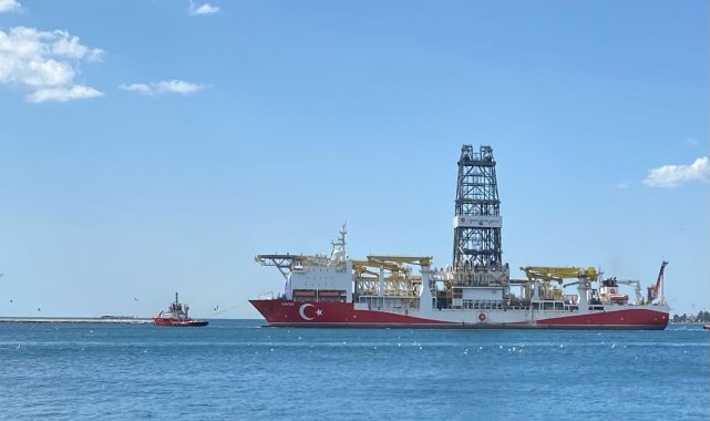 'Yavuz' sondaj gemisi Karadeniz'e açılmak üzere İstanbul Boğazı'na giriş yaptı