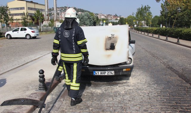 Alevlere teslim olan otomobili küle dönmekten itfaiye kurtardı