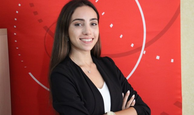 Arel Üniversitesi'nde yaşanan olayın kahramanı Tuba Yıldırım, şehidin fotoğrafının ve Türk bayrağının sahneye çıkarılmasını engellemeye kalkan şahıstan şikayetçi oldu