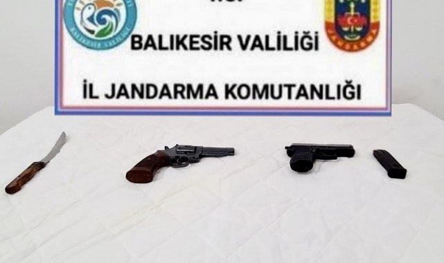 Balıkesir'de jandarma 13 aranan şahsı yakaladı