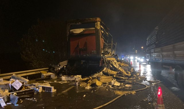 Balıkesir'de tırın dorsesi alev alev yandı
