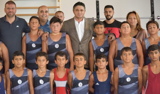 Başkan Serkan Acar'dan milli güreşçilere ziyaret