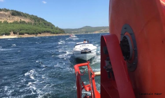 Çanakkale Boğazı’nda sürüklenen tekne kurtarıldı