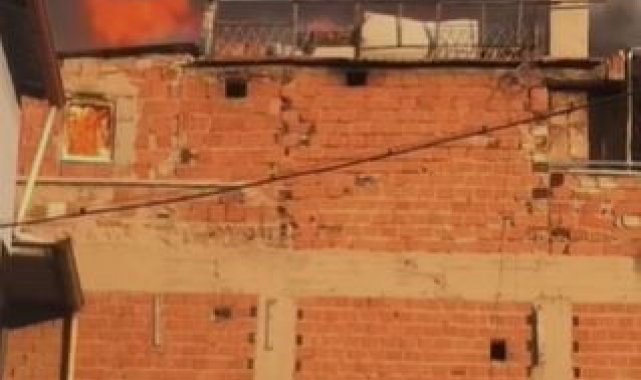 Denizli'de bir apartmanın çatı katı alevlere teslim oldu
