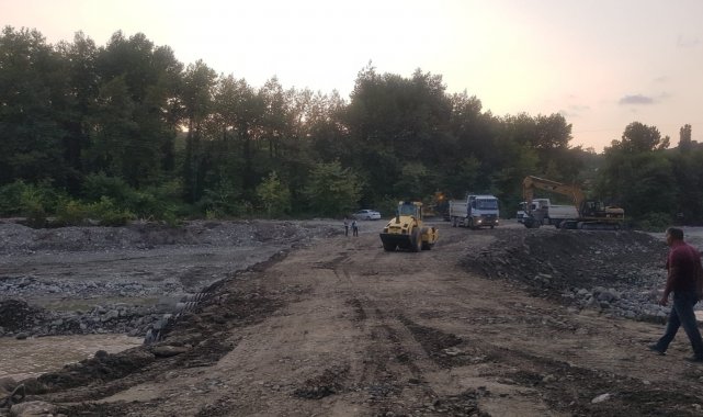Diyarbakır Büyükşehir Belediyesi Sinop Türkeli'de bozulan yollar ve yıkılan köprüleri onarıyor