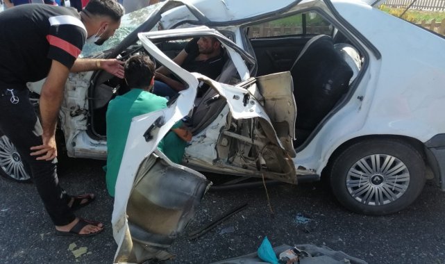 Diyarbakır'da servis midibüsü ile otomobil çarpıştı: 3 yaralı