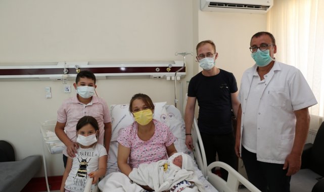 Doktorlar 3'ten sonra riskli dedi, o 8'inci çocuğunu doğurdu