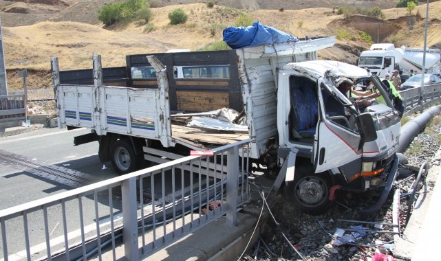 Elazığ'da kamyon bariyerlere çarptı: 1 ölü
