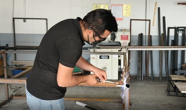 Erciş Belediyesi atıl malzemeleri geri dönüştürerek park ve bahçelerde vatandaşların kullanımına sunuyor