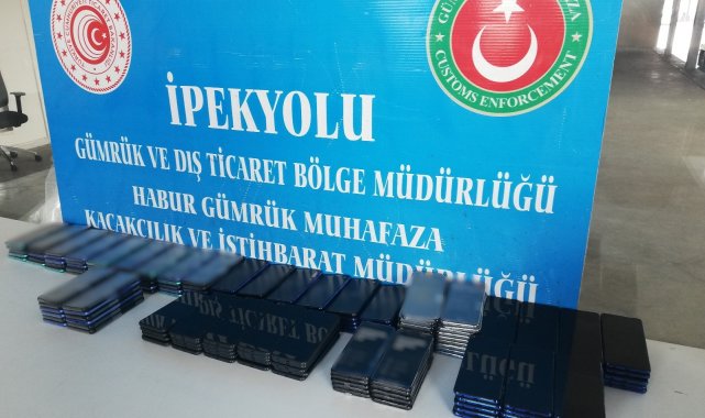 Gümrük Muhafaza Ekipleri Habur'da iki aracın gizli bölmelerinde yüzlerce cep telefonu ele geçirdi