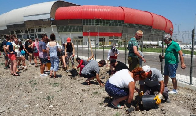 Hatay'da misafir müzisyenler fidanları toprakla buluşturdu