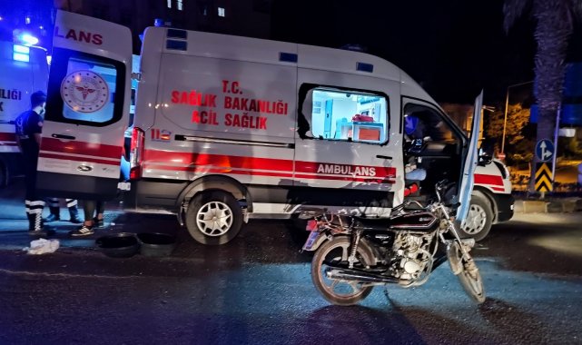 Hatay'da yaralı motosiklet sürücüsüne ilk müdahaleyi çarptığı ambulansın personeli yaptı