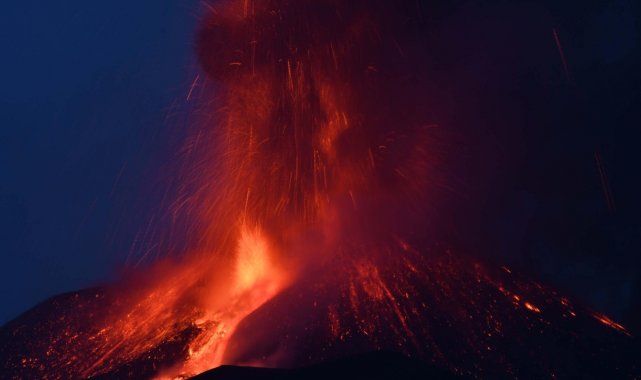 İtalya'daki Etna Yanardağı kül ve lav püskürttü