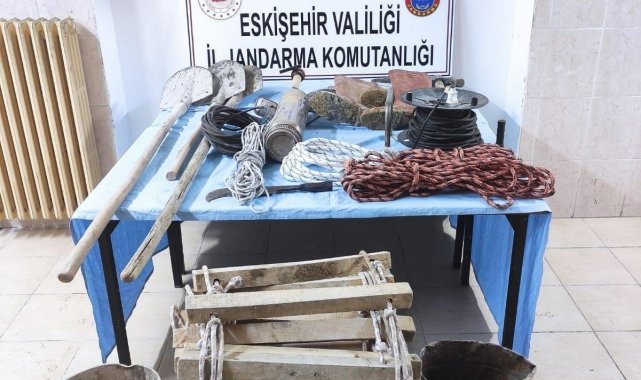 Kaçak kazı yapan 8 kişi suçüstü yakalandı