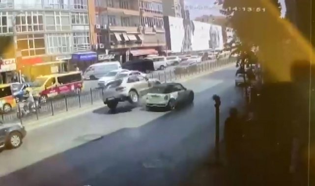 Kadıköy'de lüks araçla sollamada feci kaza: 2 yaralı