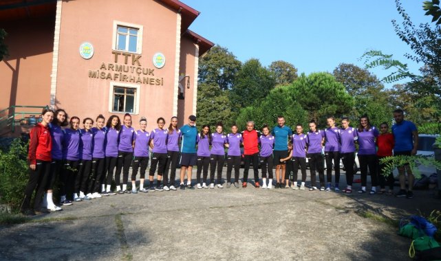 Kadın futbolcular Kandilli'de kampa girdi