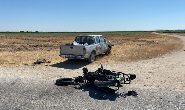 Kamyonet ile motosiklet çarpıştı: 1 ölü, 2 yaralı