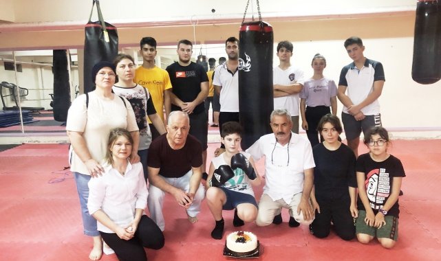 Küçük boksöre yaş günü sürprizi