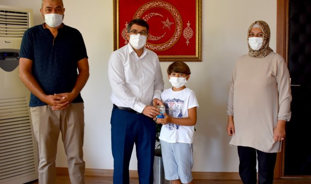 Küçük Muhammet afetzedeler için kumbarasını bağışladı