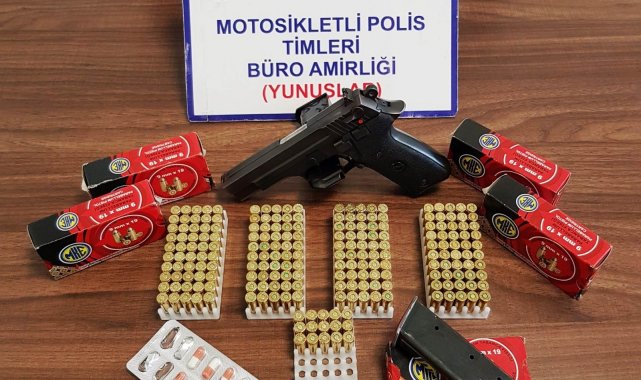 Kütahya'da bir araçta bulundurma ruhsatlı tabanca ve uyuşturucu hap ele geçirildi