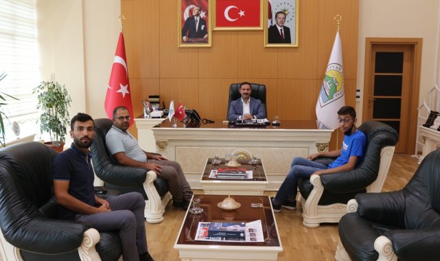 LGS'de Türkiye ikincisi olan Güler'e Başkan Geylani'den hediye