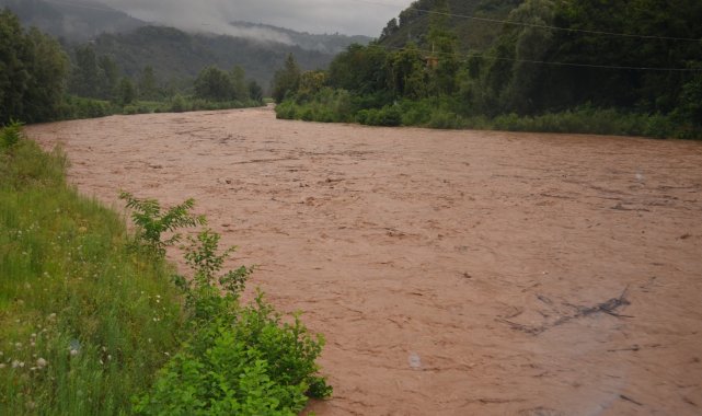 Ordu'da heyelan: Araçlar son anda kurtuldu