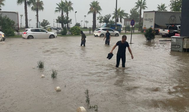 Ordu'da sel: Karadeniz Sahil Yolu ulaşıma kapandı, iş yerlerini su bastı