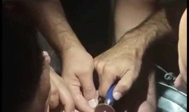 Parmağı anahtarlığa sıkışan küçük kızın imdadına itfaiye ekipleri yetişti