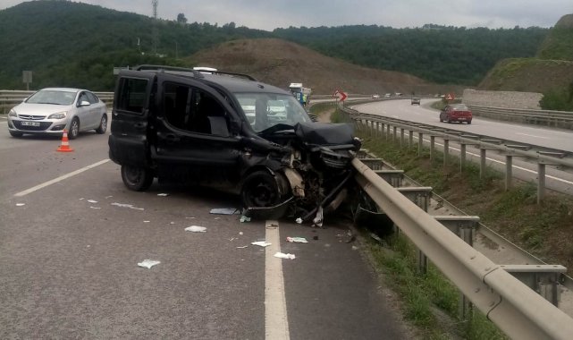 Samsun'da hafif ticari araç bariyere çarptı: 5 yaralı