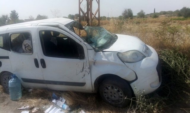 Şanlıurfa'da hafif ticari araç devrildi: 2 yaralı